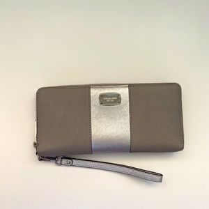 🔥SALE🔥 Michael Kors Zipply Long Wallet